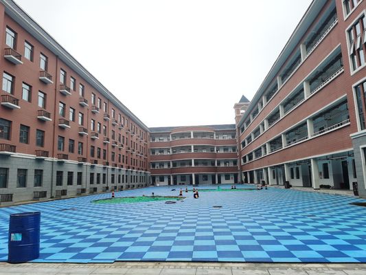 रंगीन यूवी प्रतिरोधी रबर फर्श आउटडोर सामुदायिक / आवासीय परिसर / पार्क के लिए