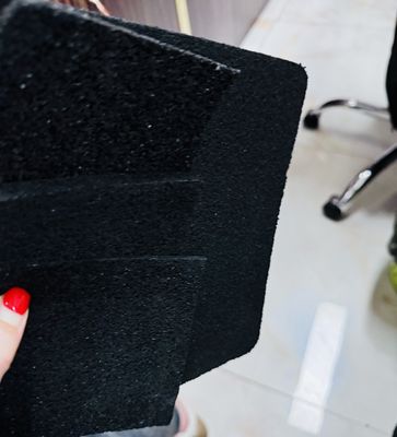 घास का आधार फिटनेस रबर फर्श रोल 3-12 मिमी मोटी इनडोर इनडोर आउटडोर जल निकासी प्रणाली के लिए