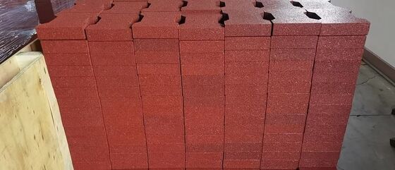 औद्योगिक और मनोरंजक वातावरण में भारी उपयोग के लिए डिज़ाइन किए गए इंटरलॉकिंग रबर पेवर्स और लचीले फर्श सिस्टम